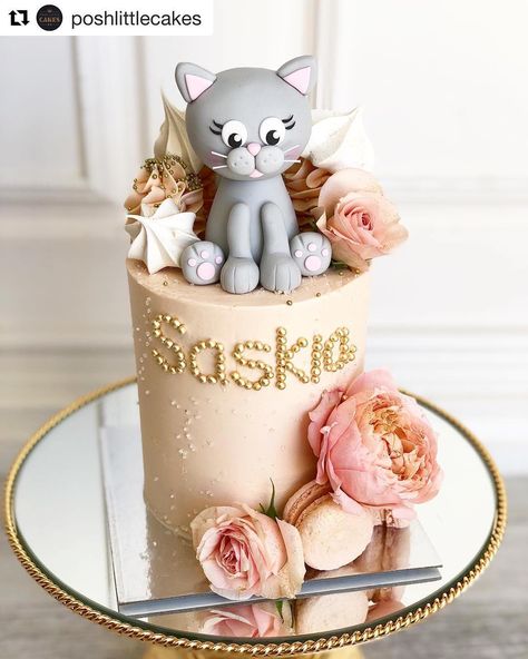 In love with this pretty and dreamy cake made by the wonderful @poshlittlecakes featuring my cat fondant topper 🐱💕 Cat Fondant, Dreamy Cake, Kitten Cake, Birthday Cake For Cat, Cakes To Make, Animal Cakes, Cat Cake, Fondant Toppers, Fondant Figures