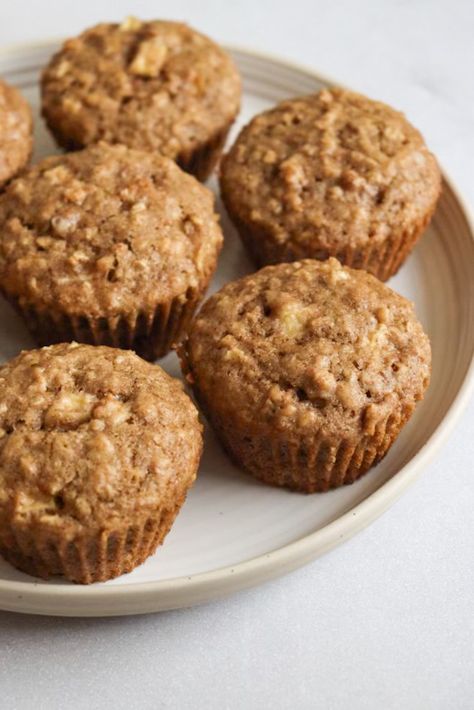 Apple Cinnamon Oat Muffins, Cinnamon Oat Muffins, Oat Muffins Healthy, Chai Muffins, Apple Cinnamon Oatmeal Muffins, Apple Oat Muffins, Cinnamon Muffins Recipe, Cinnamon Oatmeal Muffins, Fiber Muffin