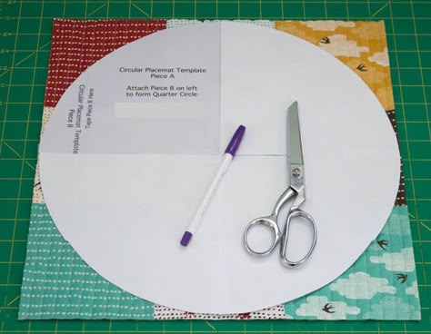 Quilted Round Table Toppers Patterns Free, Round Placemats Quilted, Quilted Table Toppers Round, Round Quilted Placemats, Quilted Circular Table Toppers, Round Quilted Placemats Free Pattern, Circular Table Runner, Diy Round Placemats Fabric, Round Table Runner Pattern