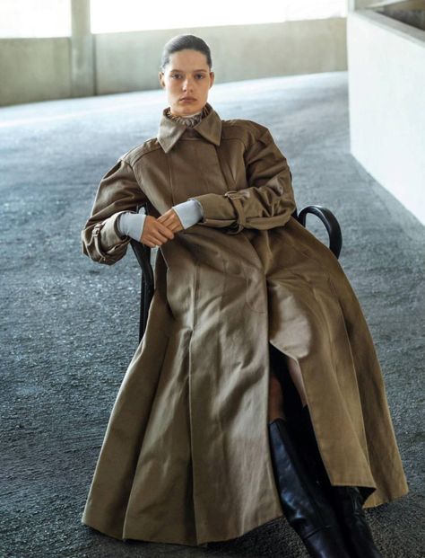 Trench Coat Editorial Shoot, Coat Editorial, Outdoors Fashion, Late Summer Outfits, Grazia Magazine, Fashion Gone Rouge, Military Looks, Magazine Editorial, Street Style Edgy