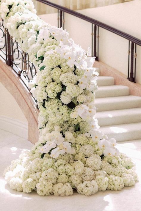 Wedding Staircase Decor - Photo: Jana Williams #glamorouswedding Wedding Stairs, Wedding Staircase, Staircase Decor Ideas, Long Table Wedding, Staircase Decor, Stair Decor, Wedding Balloons, Gay Wedding, Glamorous Wedding