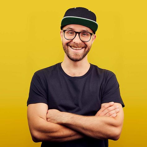 Warum trägt Mark Forster immer eine Cap? Die Frage stellen wir uns schon sehr lange. Eines seiner Markenzeichen sind die Mützen bzw. Caps, ohne die Forster anscheinend nie das Haus zu verlassen scheint. Mark Forster, Open Air, Celebrity Crush, Decorate Laptops, Vinyl Decal Stickers, Kiss Cut, The Voice, Vinyl Decal, Interview