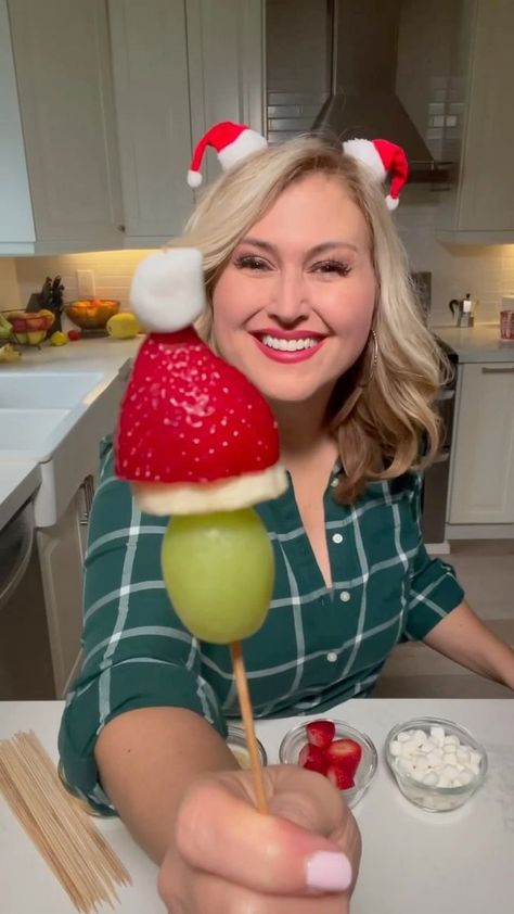 Christmas Diy Snacks, Grinch Snack, Grinch Kabobs, Snack Christmas, Fun Foods To Make, Holiday Snack, Christmas Side Dishes, Christmas Snack, Mr Grinch