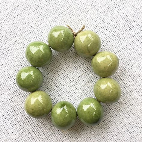 Set of 9 round artisanal green handmade ceramic beads Pearl diameter approximately 19 mm. Diameter of the holes, approximately 2 to 3 mm approximately. All the beads are made in my workshop in the south of France by myself as well as the enamels. Each pearl is unique Ceramic Bead Earrings, Bead Combos, Pinch Pots, The South Of France, Enamels, Ceramic Beads, Bead Earrings, South Of France, Handmade Ceramic