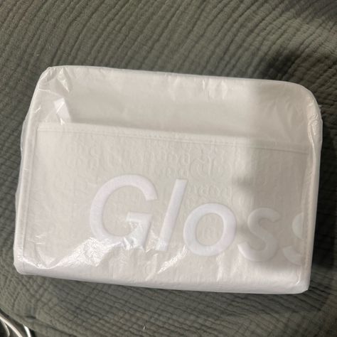 Glossier White Bag, Glossier Makeup Bag White, Glossier Merch, Glossier Makeup Bag, Glossier Makeup, Glossy Makeup, Birthday List, Birthday Wishlist, Glossy White