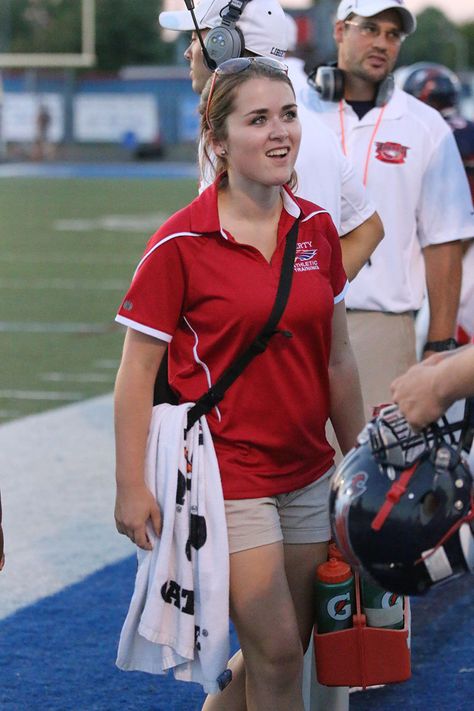 2015 LHS Athletic Trainers Athletic Trainer Aesthetic Football, Sports Trainer Aesthetic, Athletic Training Aesthetic, Physical Therapy Student Outfit, Athletic Trainer Sports Medicine Aesthetic, Athletic Trainer Aesthetic, Athletic Training Student, Trainer Aesthetic, Sport Management Career