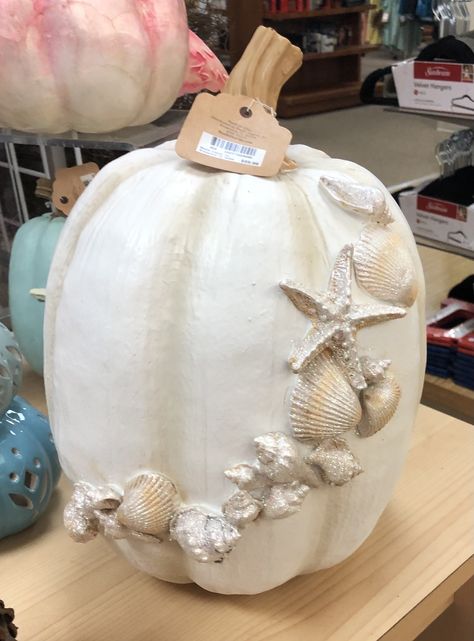 Beach Crafts Diy, Coastal Fall, Fall Pumpkin Crafts, Fall Decor Diy Crafts, Oyster Shell Crafts, Coastal Holiday, Shell Crafts Diy, Sea Crafts, Beach Diy