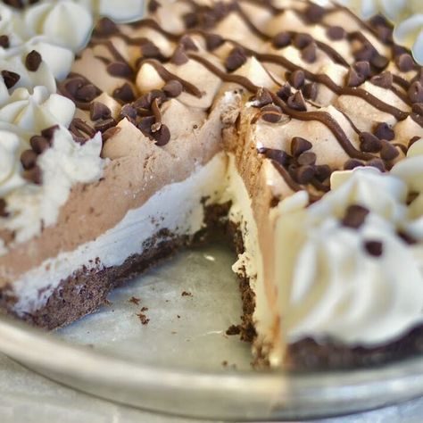 Hershey's Chocolate Cream Pie - Sweet Girl Treats Hersheys Cream Pie, Hershey Cream Pie Recipe, Hershey Chocolate Pie Recipe, Homemade Hershey Pie, Desert Pie, Hershey Chocolate Pie, Custard Pies, No Bake Pie, Chocolate Cream Pie Recipe