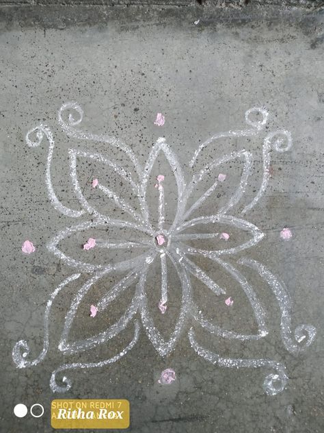 Chalk Rangoli, Simple Rangoli With Dots, Indian Rangoli Designs, Small Kolam, Easy Muggulu, Very Easy Rangoli Designs, Rangoli Easy, Rangoli Designs Photos, Rangoli Designs Simple Diwali