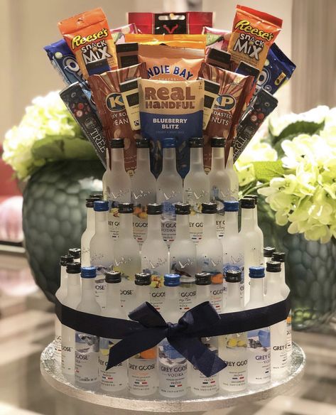 Mini Alcohol Bouquet, Diy 21st Birthday Gifts, Alcohol Bouquet, 21st Birthday Basket, Beer Can Cakes, Liquor Gift Baskets, Liquor Bouquet, Liquor Cake, Beer Birthday Party