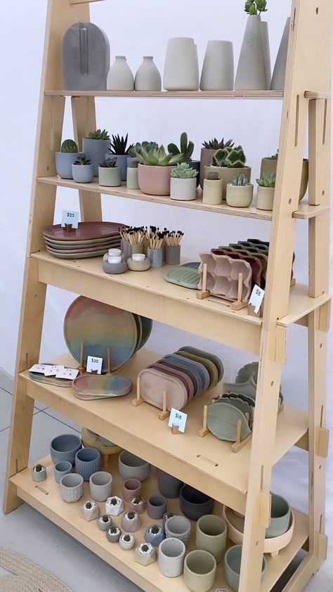 Concrete Store Design, Pottery Stall Display Ideas, Ceramics Display Booth, Pottery Display Ideas Shelves, Ceramic Shop Interior, Pottery Display Booth, Ceramic Booth Display, Ceramic Market Display, Pottery Market Display