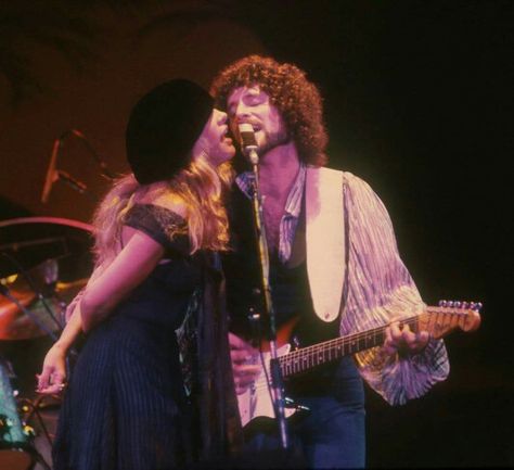 Very cute Stevie Nicks Lindsey Buckingham, Buckingham Nicks, Stephanie Lynn, Lindsey Buckingham, Stevie Nicks Fleetwood Mac, Rockstar Gf, Band Photography, Daisy Jones, White Witch