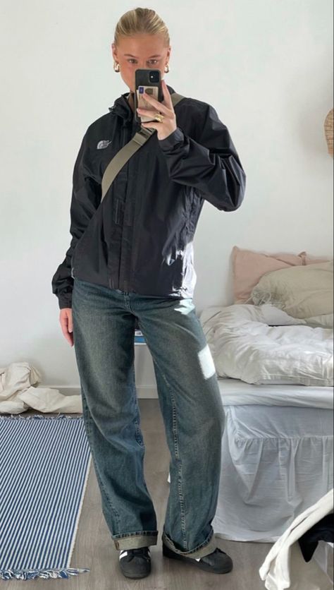 The North face jacket dark denim adidas Cph Style Winter, The North Face Outfit, Gorpcore Winter, North Face Jacket Outfit, Danielle Haim, Scandinavian Outfit, Windbreaker Outfit, Bekväma Outfits, North Face Outfits