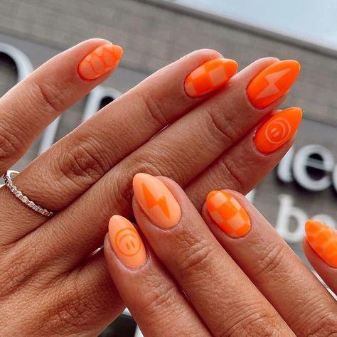 Hailey Lloyd on Instagram: "The cute set we all love but with oranges! Yes please!🤩🧡 • • • • #orangenails #nailart #summernails #nailsbyhails #polishednailbar #longnails #almondnails #naildesigns #brightnails #creamsiclenails" Western Nails, Orange Nail Designs, Nails Trend, Hippie Nails, Cute Simple Nails, Summery Nails, Cute Gel Nails, Bright Nails, Orange Nails