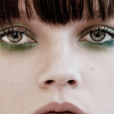 #pil4rblasco #makeup Editorial Make-up, Eye Makeup Glitter, Blond Balayage, High Fashion Makeup, Smink Inspiration, Green Eyeshadow, Top Makeup Products, Editorial Makeup, Eye Make