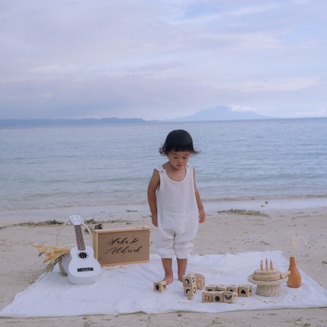 Beach Kids Photoshoot, Second Birthday Pictures, Gray Cake, Beach Birthday Decorations, Kids Beach Party, 2000s Photoshoot, 2nd Birthday Photos, Kid Birthday Outfits, Beach Pictures Kids