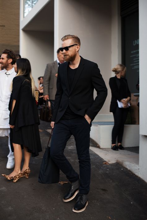 Nice style all in black Black Blazer Men, A Man In A Suit, Man In A Suit, Man In Black, Looks Black, Black Suit, Men Street, All Black Outfit, Blazer Outfits