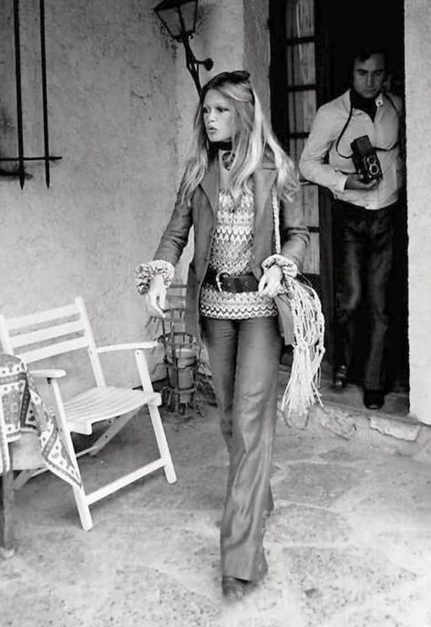 Bridgette Bardot, Style Année 70, Bridget Bardot, Bardot Style, 60s 70s Fashion, 60s And 70s Fashion, Walking Down The Street, 70s Outfits, French Girl Style