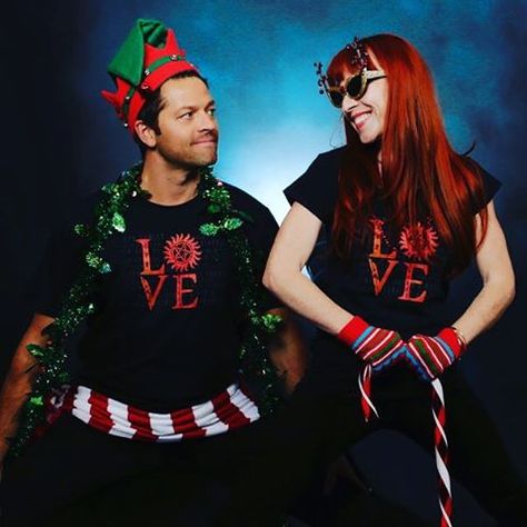 Our annual Christmas pic... @misha #spnfamilyvalues http://bit.ly/trio_rc get involved in the #SPNFamily love and the causes we support ❤️ #imtallerthanyoumisha url in biog 😘 Supernatural Rowena, Rowena Macleod, Supernatural Christmas, Ruth Connell, Christmas Pic, Supernatural Bloopers, Richard Speight, Spn Cast, Supernatural Pictures