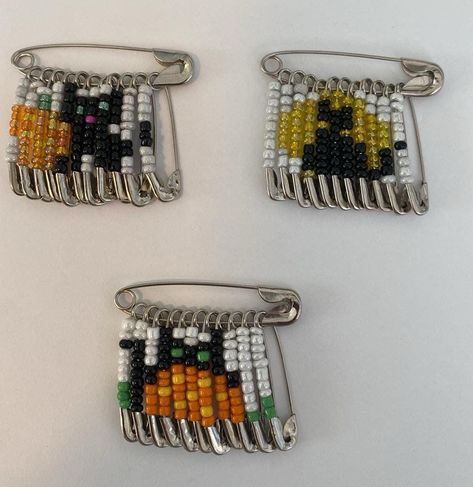 Beads On Safety Pins, Safety Pin Bead Crafts, Beaded Safety Pins, How To Make A Pin, Safety Pin Corset, Safety Pin Beads, Funky Crafts, Safety Pin Jewelry Patterns, Safety Pin Art