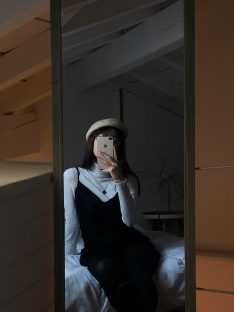 Beige beret outfit Barret Outfit Ideas, Barettes Hat Outfit, Korean Hat Outfit, Korean Beret Outfit, Beige Beret Outfit, Brown Beret Outfit, Beret Hat Outfit Korean, Beret Cap Outfit, Berets Outfit