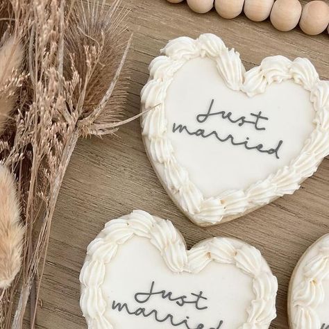 Wedding Day Cookies Decorated, Classy Wedding Cookies, Decorative Cookies Wedding, Vintage Wedding Cookies, Save The Date Cookies Wedding, Wedding Cookies Black And White, Wedding Iced Cookies, Decorative Wedding Cookies, Wedding Custom Cookies