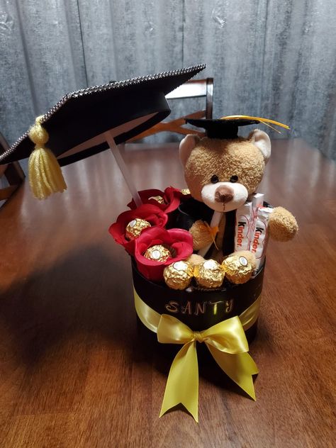 Graduation Gift Basket Ideas, Taylor Swift Graduation Cap, Taylor Swift Graduation, Graduation Basket, Creative Graduation Gifts, Graduation Flower Bouquet, High School Graduation Party Ideas, Graduation Gift Basket, Graduation Box