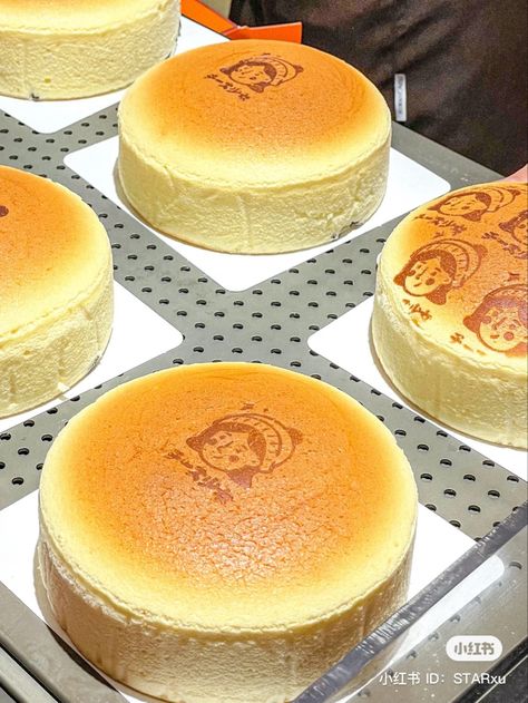 Japanese Dessert Aesthetic, Japanese Fluffy Cheesecake, Jiggly Japanese Cheesecake, Japanese Desert, Cheesecake Aesthetic, Jiggly Cheesecake, Comidas Aesthetic, Kawaii Foods, Fluffy Cheesecake