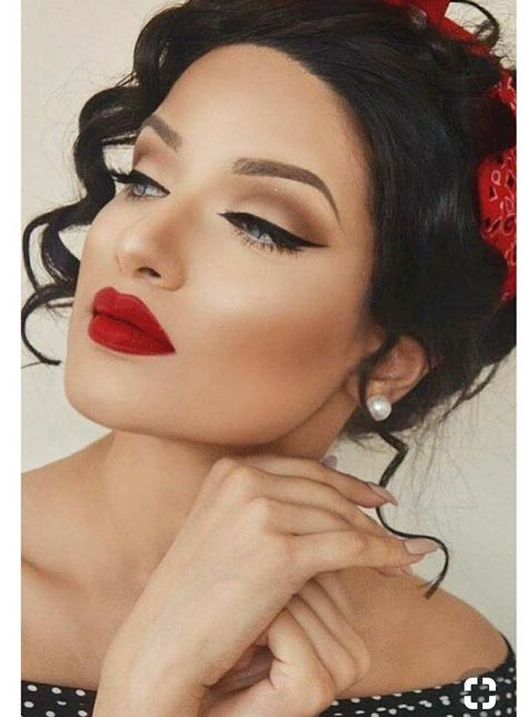 Maquillage Pin Up, Cabelo Pin Up, Rockabilly Makeup, 50s Makeup, Vintage Makeup Looks, Black Eye Makeup, Pin Up Makeup, Pin Up Looks, Estilo Pin Up