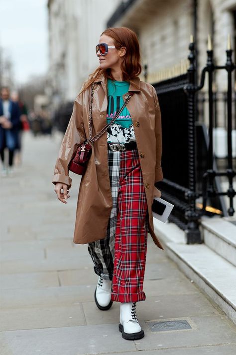 The Latest Street Style From London Fashion Week Fall 2018 | Who What Wear Grunge Street Style, Trendy Coat, London Fashion Week Street Style, Top Street Style, London Fashion Weeks, Street Style Grunge, 90s Fashion Outfits, London Street Style, Women Street