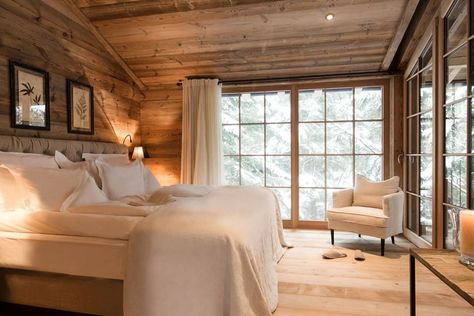 Luxury Tree Houses, Chalet Design, Cottage Bedroom, Modern Cabin, Design Del Prodotto, Log Homes, Cabin Decor, House Inspo, Luxury Bedding