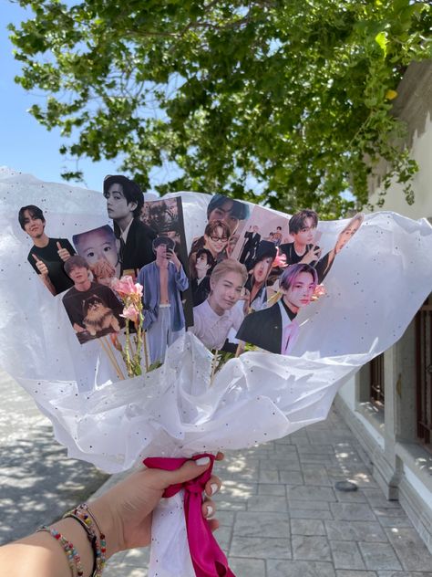 #kpop #kimtaehyungbts #enhypen #bts #nikienhypen Enhypen Photocard Bouquet, Heeseung Bouquet, Enhypen Gift Ideas, Enhypen Graduation Cap, Enhypen Bouquet, Kpop Flower Bouquet, Kpop Bouquet, Valentine Baskets, Kpop Diy