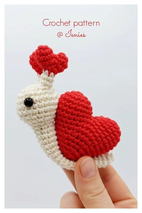 Valentine Snail Amigurumi Crochet Patterns Crochet Valentine Patterns, Tutorial Amigurumi, Crochet Heart Pattern, Valentines Patterns, Crochet Keychain Pattern, Valentines Crochet, Crochet Amigurumi Free, Holiday Crochet, Crochet Decoration