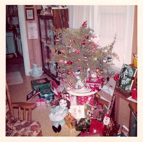 50 Photos Of Christmas Home Decor In The 1950s And 1960s Show How Much Things Have Changed Retro Christmas Decorations 1950s, Contemporary Christmas Decor, 1970s Christmas, Vintage Christmas Photos, Retro Christmas Decorations, Aluminum Christmas Tree, Tree Gifts, Santa Tree, 1950s Christmas