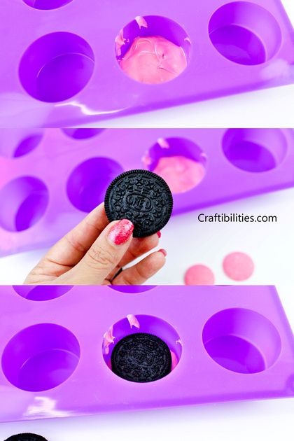 Fancy DIPPED OREOS - How to tutorial with silicone mold - PARTY FAVORS - Wedding, birthdays, events - DIY no bake treats How To Use Oreo Cookie Mold, How To Make Chocolate Covered Oreos In A Mold, How To Make Chocolate Dipped Oreos, Wedding Dipped Oreos, Oreo Mold Ideas, Covered Oreos How To Make, How To Dip Oreos In Candy Melts, Dipped Oreos How To Make, How To Make Chocolate Covered Oreos