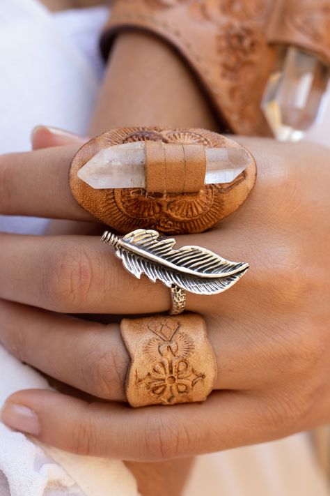 Diy Leather Projects, Leather Jewellery, Feather Ring, Leather Diy Crafts, Leather Ring, Leather Art, Diy Rings, Hippie Jewelry, Leather Projects