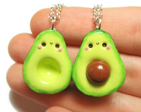 Kawaii Avocado, Fimo Kawaii, Easy Polymer Clay, Vegan Jewelry, Miniature Food Jewelry, Tanah Liat, Bff Necklaces, Best Friend Necklaces, Cute Polymer Clay