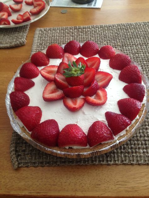 No bake cheesecake with strawberry decoration Strawberry Cheesecake Decoration, How To Decorate A Cheesecake With Fruit, Cheesecake Decorating Ideas Birthday, Strawberry Cheesecake Decoration Ideas, Strawberry Cake Decorations Design, Decorate Cake With Strawberries, Cheesecake Decorations, Coconut Cake Decoration, Strawberry Cheesecake Design