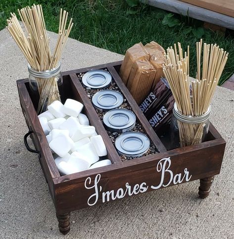 Smores Bar Wedding, S'mores Tray, Smores Station, Smores Bar, Bonfire Party, Decorações Com Comidas, Backyard Movie Nights, Bar Wedding, Party Food Platters