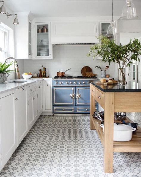 Dapur Rustic, White Tile Kitchen Backsplash, Model Dapur, Kitchen Floor Tiles Ideas, White Kitchen Tiles, White Kitchen Backsplash, Kabinet Dapur, Kitchen Images, White Kitchen Design