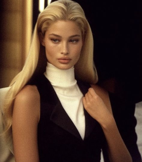 90s Model Hair, Money Girl, Mode Costume, Timeless Outfits, 90s Model, Ralph Lauren Style, Money Aesthetic, Old Money Style, Elegantes Outfit