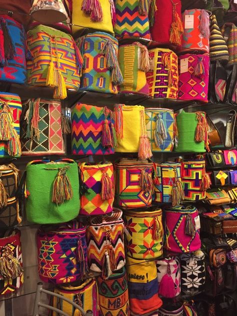 Colour Full, Wayuu Bag, Bags And Purses, Colorful Bags, Boho Bags, Tapestry Crochet, Bag Pattern, Basket Weaving, Crochet Bag