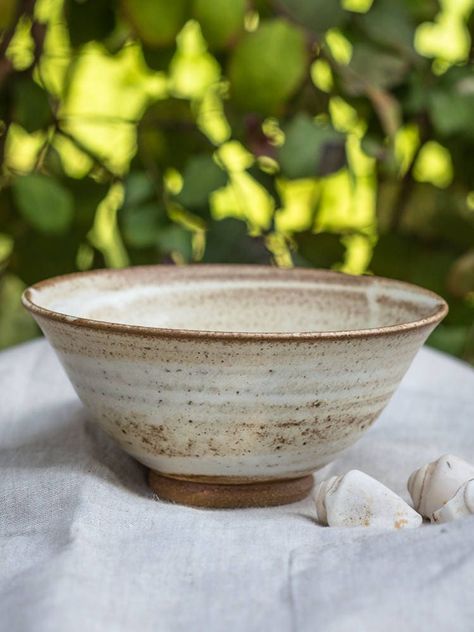 Salad Bowls Ceramic, Noodles Bowl, Rustic Bowl, Ceramic Cutlery, Ceramics Pottery Bowls, Bowl Pottery, Rustic Bowls, Earthenware Pottery, Rustic Pottery