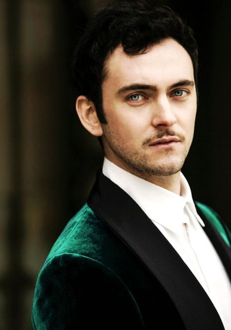 Enjolras Grantaire, Versailles Tv Series, George Blagden, How To Sing, Actors Male, People Of Interest, Victor Hugo, Les Miserables, Versailles