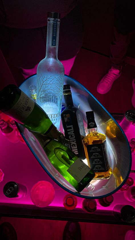 Drinks In The Club, Club Drinks, Alcohol Pictures, Liqueur Drinks, Wine Glassware, Pretty Alcoholic Drinks, Nightlife Party, Alcholic Drinks, Liquor Bar