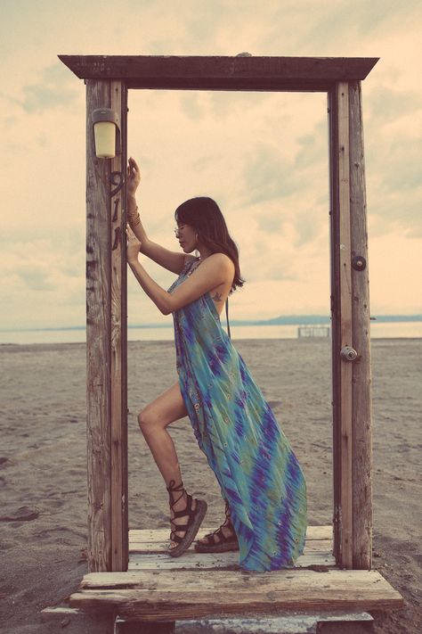 Doorway Poses, Door Photoshoot, Bombay Beach, Influencer Photography, Sea Fashion, Badass Girl, Travel Mood, Lifestyle Photoshoot, Salton Sea