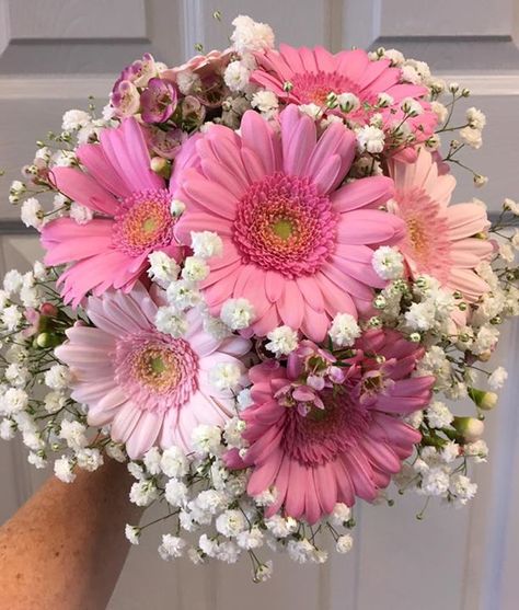 Gerbera Daisy Bouquet Aesthetic, Daisy Flowers Bouquet, Pink Gerbera Bouquet, Bouquet Of Flowers Colorful, Gerbera Daisy Aesthetic, Pink Daisy Bouquet, Gerbera Flower Bouquet, Florist Bouquets, Daisies Bouquet