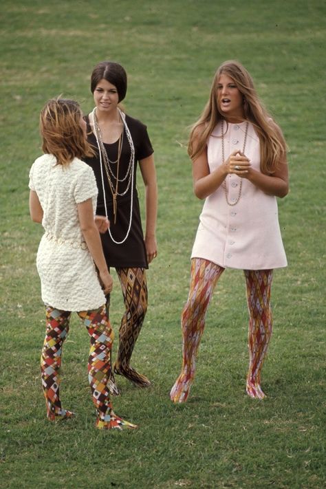 15 Groovy Photos Of High School Fashion In 1969 60s Fashion Trends, 70s Mode, Style Année 60, Moda Rock, High School Fashion, Feelin Groovy, Moda Hippie, Bad Fashion, Mod Squad