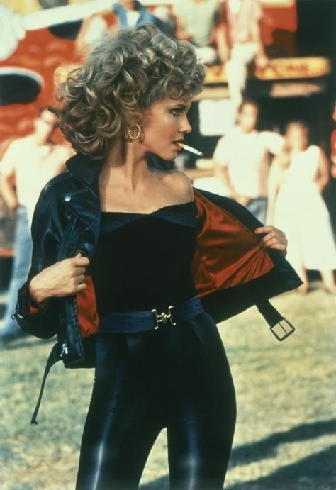 Olivia newton-john in Greece Stile Pin Up, Grease Party, Sandy Grease, Grease Movie, Mode Retro, 1950s Outfits, Olivia Newton, Olivia Newton John, Iconic Movies