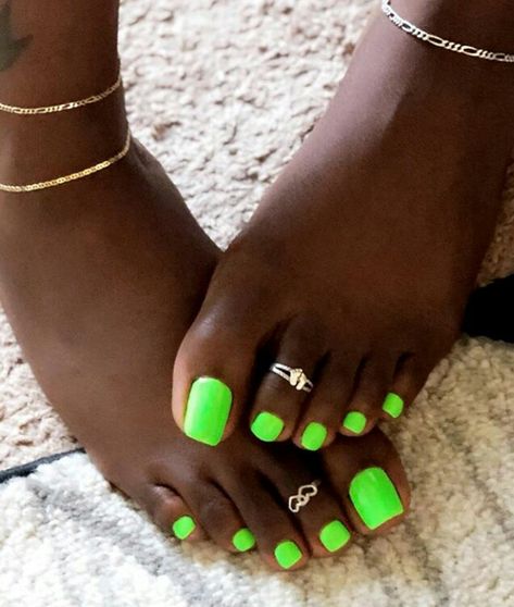 Neon Toe Nails, Green Toe Nails, Mani And Pedi, Pedicure Gel, Simple Toe Nails, Gel Toe Nails, Acrylic Toes, Acrylic Toe Nails, Toe Nail Color